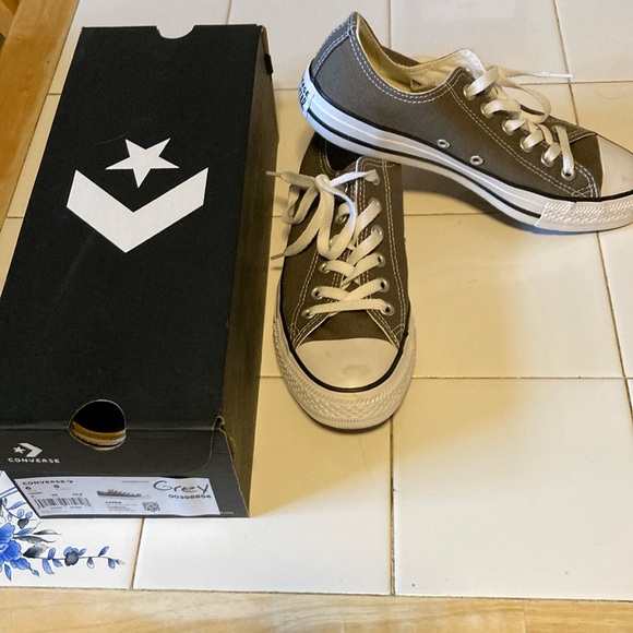Women’s Converse sneakers size 8, worn a few times. In great condition - Picture 1 of 3